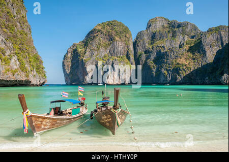 Maya Bay, le Isole Phi Phi, la Thailandia è una popolare destinazione per tour da Phuket e noti come location per il film "La Spiaggia" Foto Stock