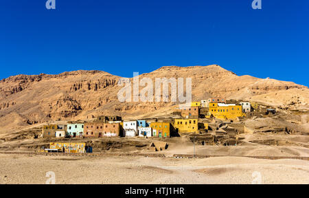 Villaggio egiziano nel deserto vicino a Luxor Foto Stock