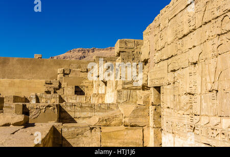 Sculture Antiche nel tempio mortuario di Ramses III. nei pressi di Luxor - Egitto Foto Stock