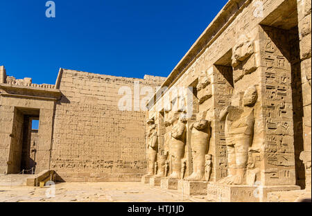 All'interno del tempio mortuario di Ramses III nei pressi di Luxor - Egitto Foto Stock