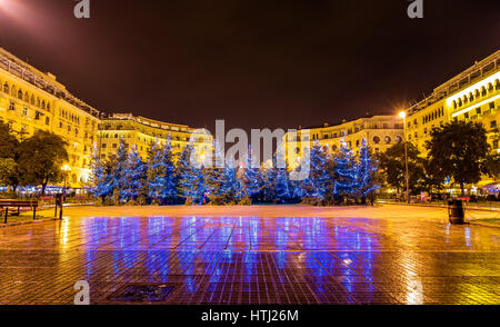 Alberi di Natale sulla piazza Aristotelous a Salonicco - Grecia Foto Stock