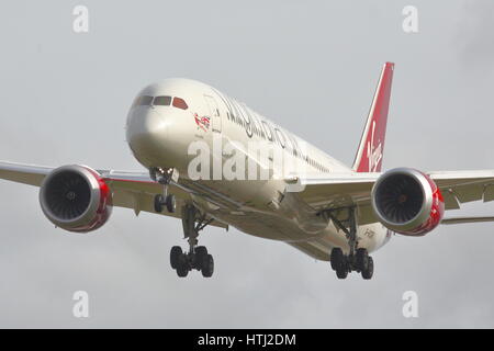 Virgin Atlantic boeing 787-9 g-vcru atterraggio all'aeroporto Heathrow di Londra, Regno Unito Foto Stock