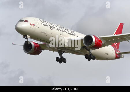 Virgin Atlantic boeing 787-9 g-vcru atterraggio all'aeroporto Heathrow di Londra, Regno Unito Foto Stock