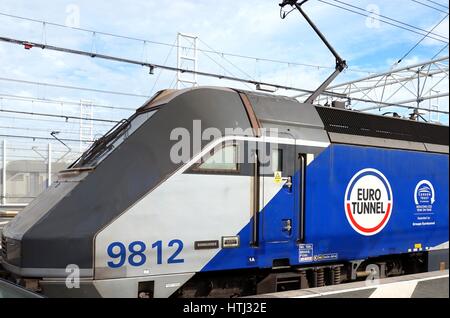 COQUELLES, PAS-DE-CALAIS, IN FRANCIA, 7 maggio 2016: Eurotunnel Locomotiva 9812 'Bombadier' in attesa di lasciare Coquelles in Francia a Folkestone Foto Stock