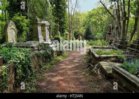 HIGHGATE, LONDON, Regno Unito - 12 Marzo 2016: tombe nel cimitero di Est del cimitero di Highgate Foto Stock