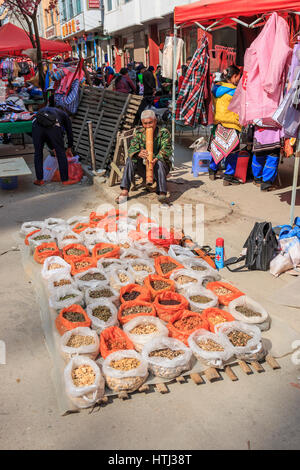 YuanYang, Cina - 21 Febbraio 2017: Hani uomo fumare in Shengcun mercato locale in YuanYang. Hani sono uno dei 56 minoranze in Cina e sono nat Foto Stock