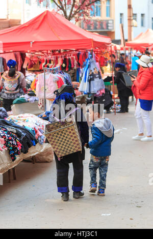 YuanYang, Cina - 21 Febbraio 2017: Hani persone ad acquistare roba in Shengcun mercato locale in YuanYang. Hani sono uno dei 56 minoranze in Cina e Foto Stock