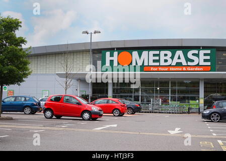 BASINGSTOKE, Regno Unito - 20 luglio 2016: ingresso e parcheggio auto del HomeBase DIY home improvement store Foto Stock