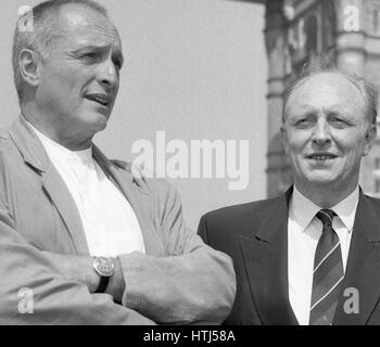 Rt. L'on. Neil Kinnock (a destra), leader del partito laburista e Sir Richard Rogers, architetto britannico, partecipare a una foto chiamata sul Fiume Tamigi a Londra in Inghilterra il 4 luglio 1991. Foto Stock