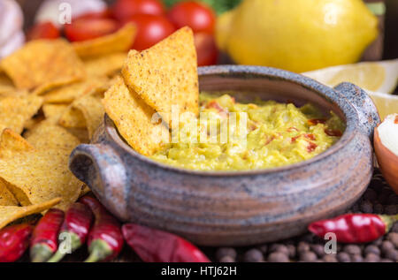 Guacamole in casa recipiente predisposto con tortilla chips all'interno. Foto Stock