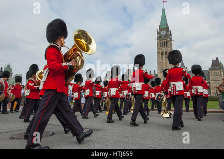 Cerimonia del cambio della guardia / parade, Ottawa, Ontario, Canada, cerimoniale di banda di guardia indossando cappelli bearskin / tappi. Foto Stock