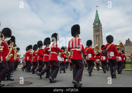 Cerimonia del cambio della guardia / parade, Ottawa, Ontario, Canada, cerimoniale di banda di guardia indossando cappelli bearskin / tappi. Foto Stock