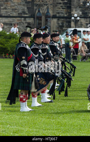 Cerimonia del cambio della guardia / parade, Ottawa, Ontario, Canada, guardia cerimoniale pipe band / pifferi. Foto Stock