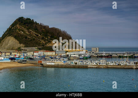 Vista generale del puerto pesquero en el pueblo de Guetaria, Getaria, Guipuzcoa, Pais Vasco, Spagna. Foto Stock