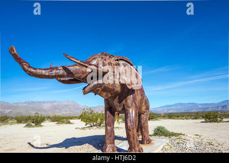 Scultura di metallo artwork (da Ricardo Breceda). Borrego Springs, California, Stati Uniti d'America. Foto Stock