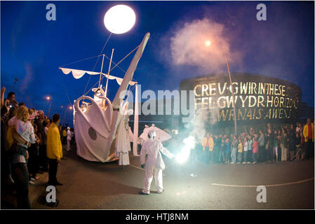 Le persone a svolgere nelle strade a wow open air show, Roald Dahl posto, la Baia di Cardiff, Cardiff, Galles. Foto Stock