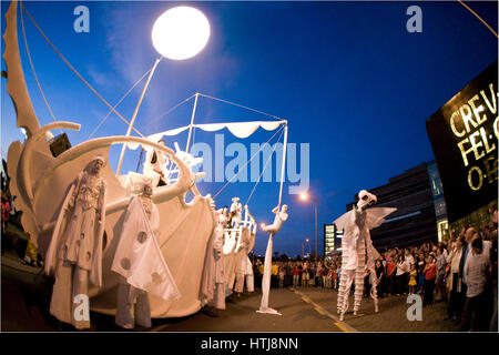 Le persone a svolgere nelle strade a wow open air show, Roald Dahl posto, la Baia di Cardiff, Cardiff, Galles. Foto Stock