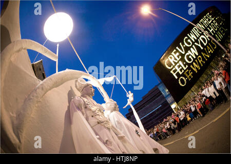 Le persone a svolgere nelle strade a wow open air show, Roald Dahl posto, la Baia di Cardiff, Cardiff, Galles. Foto Stock