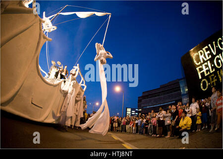 Le persone a svolgere nelle strade a wow open air show, Roald Dahl posto, la Baia di Cardiff, Cardiff, Galles. Foto Stock