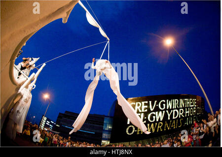 Le persone a svolgere nelle strade a wow open air show, Roald Dahl posto, la Baia di Cardiff, Cardiff, Galles. Foto Stock