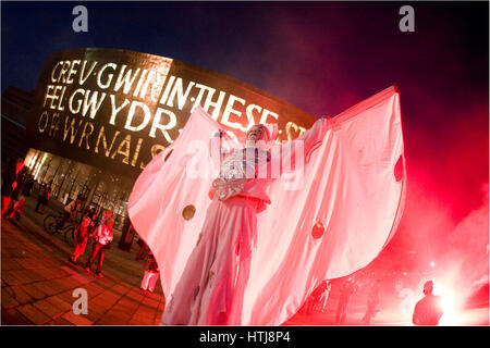 Le persone a svolgere nelle strade a wow open air show, Roald Dahl posto, la Baia di Cardiff, Cardiff, Galles. Foto Stock
