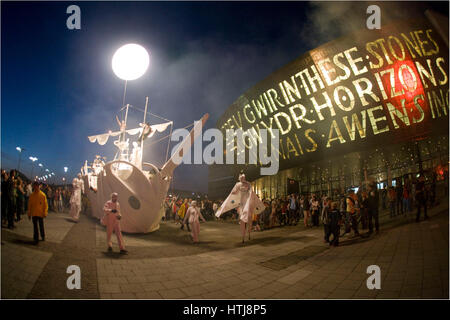 Le persone a svolgere nelle strade a wow open air show, Roald Dahl posto, la Baia di Cardiff, Cardiff, Galles. Foto Stock