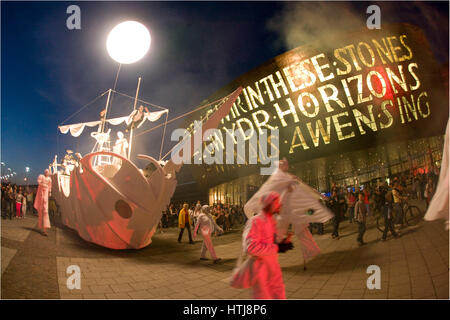 Le persone a svolgere nelle strade a wow open air show, Roald Dahl posto, la Baia di Cardiff, Cardiff, Galles. Foto Stock