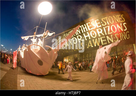 Le persone a svolgere nelle strade a wow open air show, Roald Dahl posto, la Baia di Cardiff, Cardiff, Galles. Foto Stock