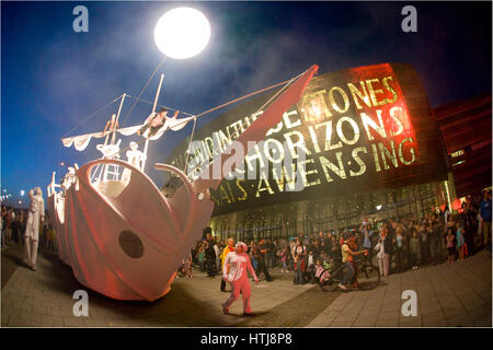 Le persone a svolgere nelle strade a wow open air show, Roald Dahl posto, la Baia di Cardiff, Cardiff, Galles. Foto Stock