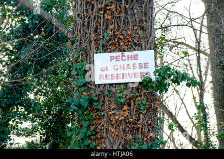 Caccia e pesca segno riserva su albero a Rivas nella regione della Loira di Francia Foto Stock