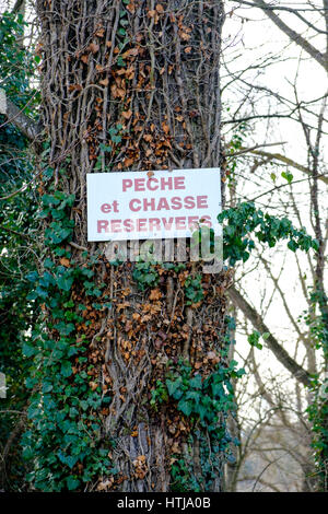 Caccia e pesca segno riserva su albero a Rivas nella regione della Loira di Francia Foto Stock