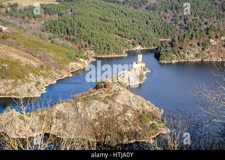 Ile de Grangent e Chateau de Grangent visto dal Chateau d'Essalois vicino a Saint Etienne, Francia Foto Stock