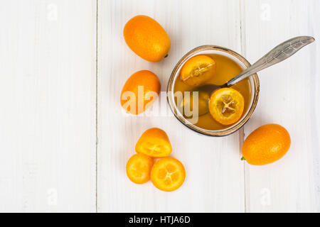 Piccolo arancio kumquat e marmellata. Foto Studio Foto Stock