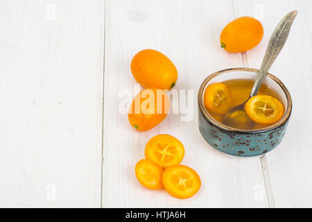 Piccolo arancio kumquat e marmellata. Foto Studio Foto Stock