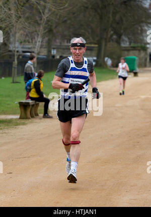 Un anziano club maschio runner in Teddy Hall relè, Oxford, Regno Unito Foto Stock