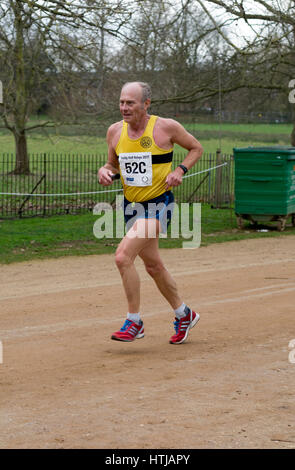 Un maschio club runner in Teddy Hall relè, Oxford, Regno Unito Foto Stock