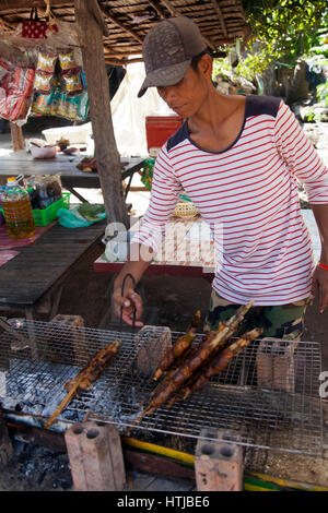 Street cibo servito su strada in Preah Dak villaggio in Siem Reap - Cambogia Foto Stock
