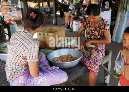 Le donne che producono zucchero di Palm in Preah Dak villaggio in Siem Reap - Cambogia Foto Stock