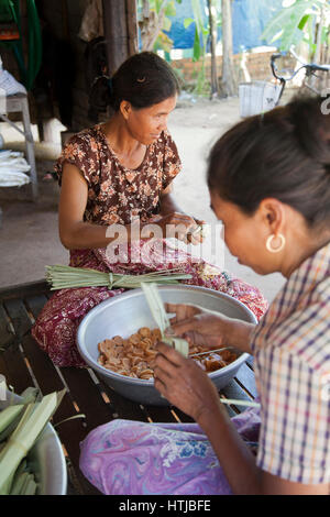 Le donne che producono zucchero di Palm in Preah Dak villaggio in Siem Reap - Cambogia Foto Stock