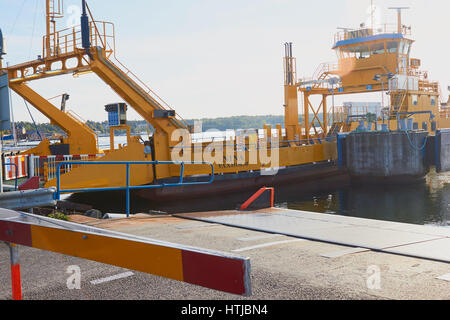 Traghetto per auto ancorata a Vaxholm, arcipelago di Stoccolma, Svezia e Scandinavia Foto Stock