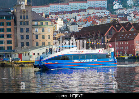 Nave traghetto a Bergen, Norvegia. Traghetto commette una crociera sul fiordo. Foto Stock