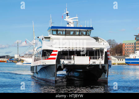 Nave traghetto a Bergen, Norvegia. Traghetto commette una crociera sul fiordo. Foto Stock