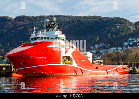 Nave KL SANDEFJORD, Oil Rig alimentazione, Rimorchiatore al porto di Bergen, Norvegia. Foto Stock