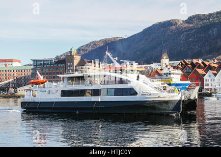 Nave traghetto a Bergen, Norvegia. Traghetto commette una crociera sul fiordo. Foto Stock