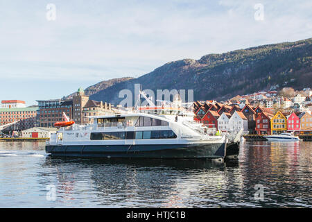 Nave traghetto a Bergen, Norvegia. Traghetto commette una crociera sul fiordo. Foto Stock