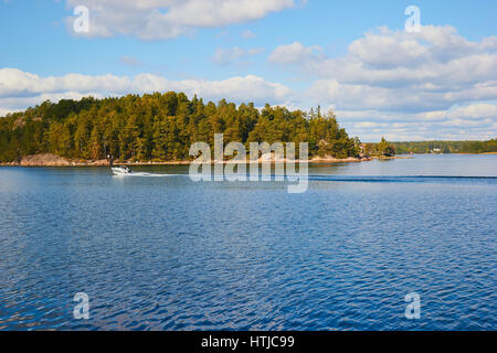 Speedboat tra isole dell'arcipelago di Stoccolma, Svezia e Scandinavia Foto Stock