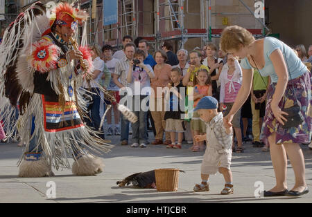 Madre, ribaltamento toddler Sud indiani americani in esecuzione al Rynek di Wrocław, Bassa Slesia regione, Polonia Foto Stock