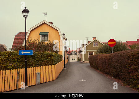 Tradizionali case di legno a Sigtuna la città più antica della Svezia, contea di Stoccolma, Svezia e Scandinavia Foto Stock