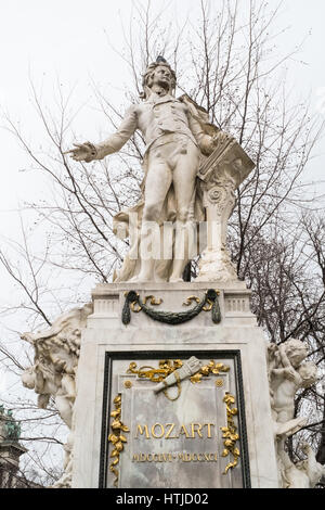 Statua di Mozart in Burggarten giardini del Palazzo Imperiale di Vienna, Austria, Europa Foto Stock