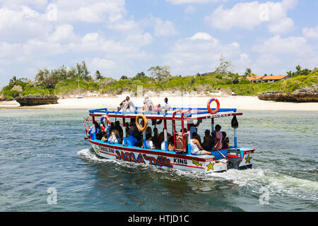 I turisti ad esplorare Watamu parco marino su tour in barca. Watamu, Kenya. Foto Stock